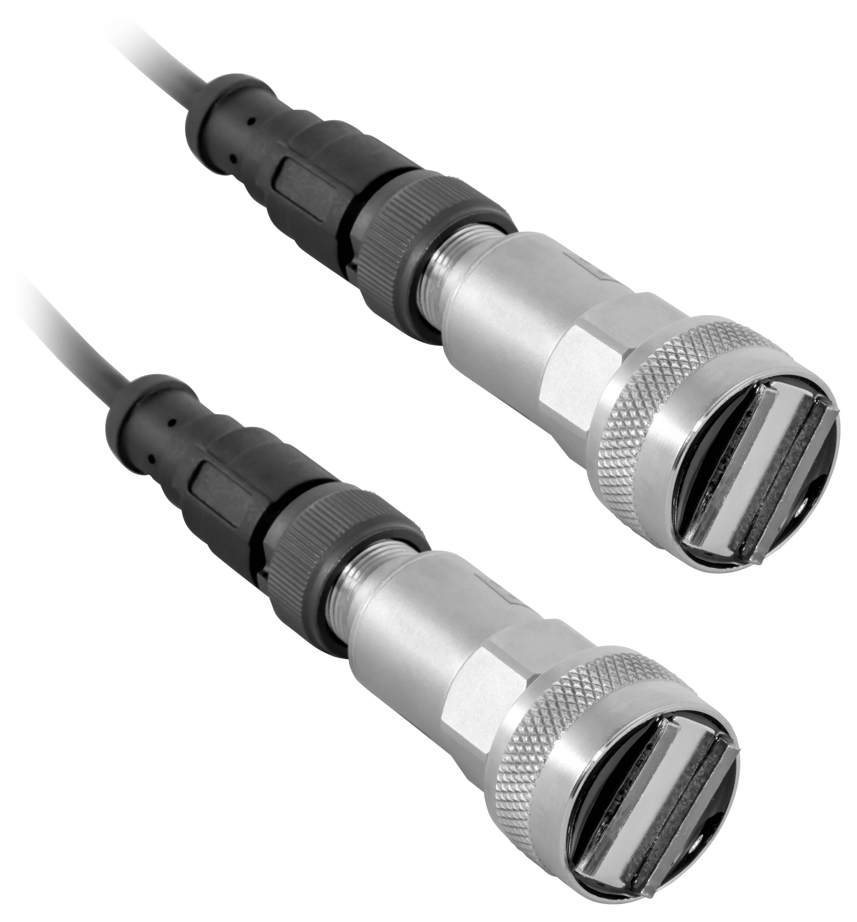 Zwei industrielle Metallkabelstecker mit schwarzen Kabeln auf weißem Hintergrund, in Nahaufnahme dargestellt.