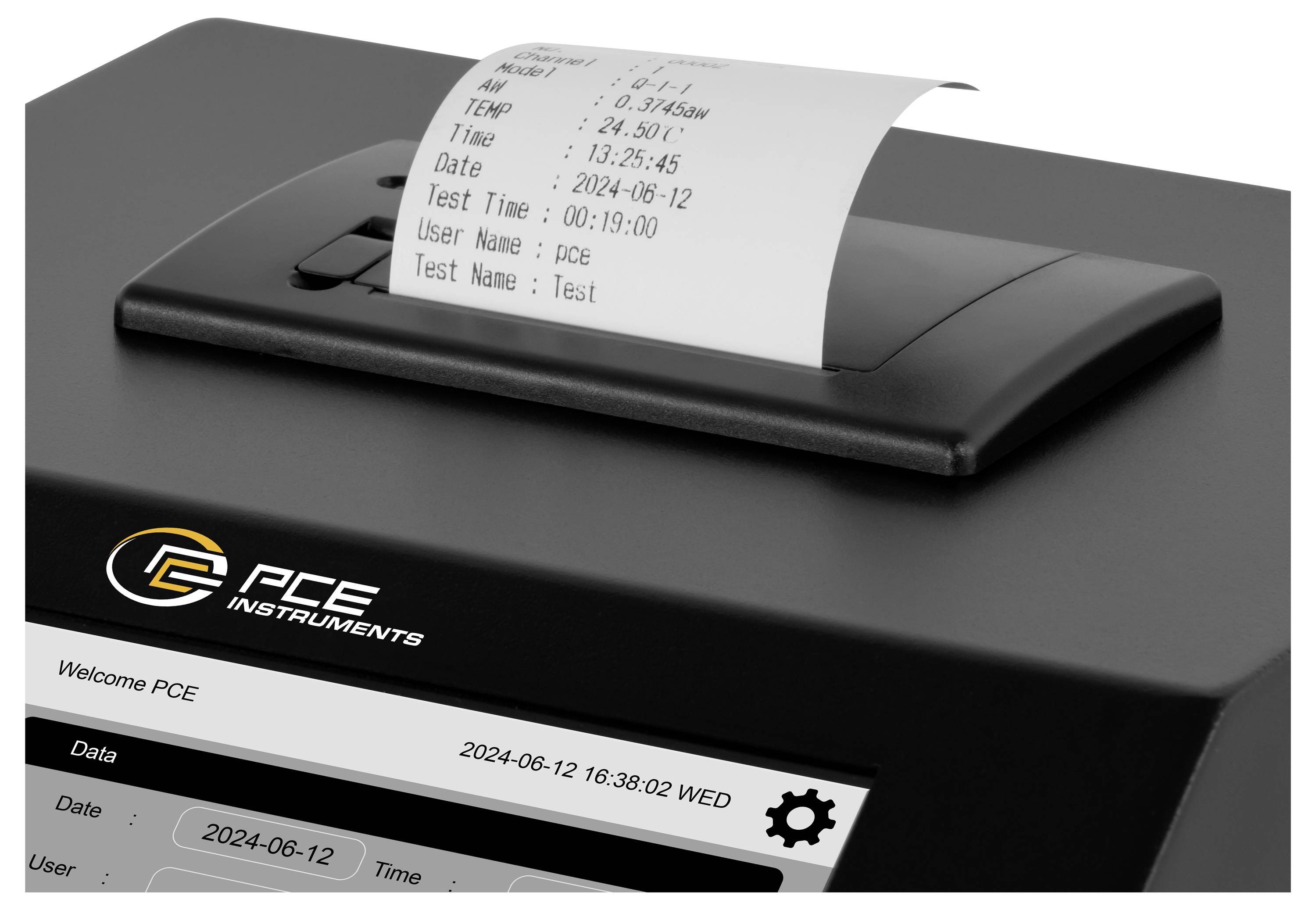 Schwarzes Datenlogger-/Druckergerät mit Papierstreifen, der Testmessungen anzeigt, und ein Anzeigefeld mit „Welcome PCE