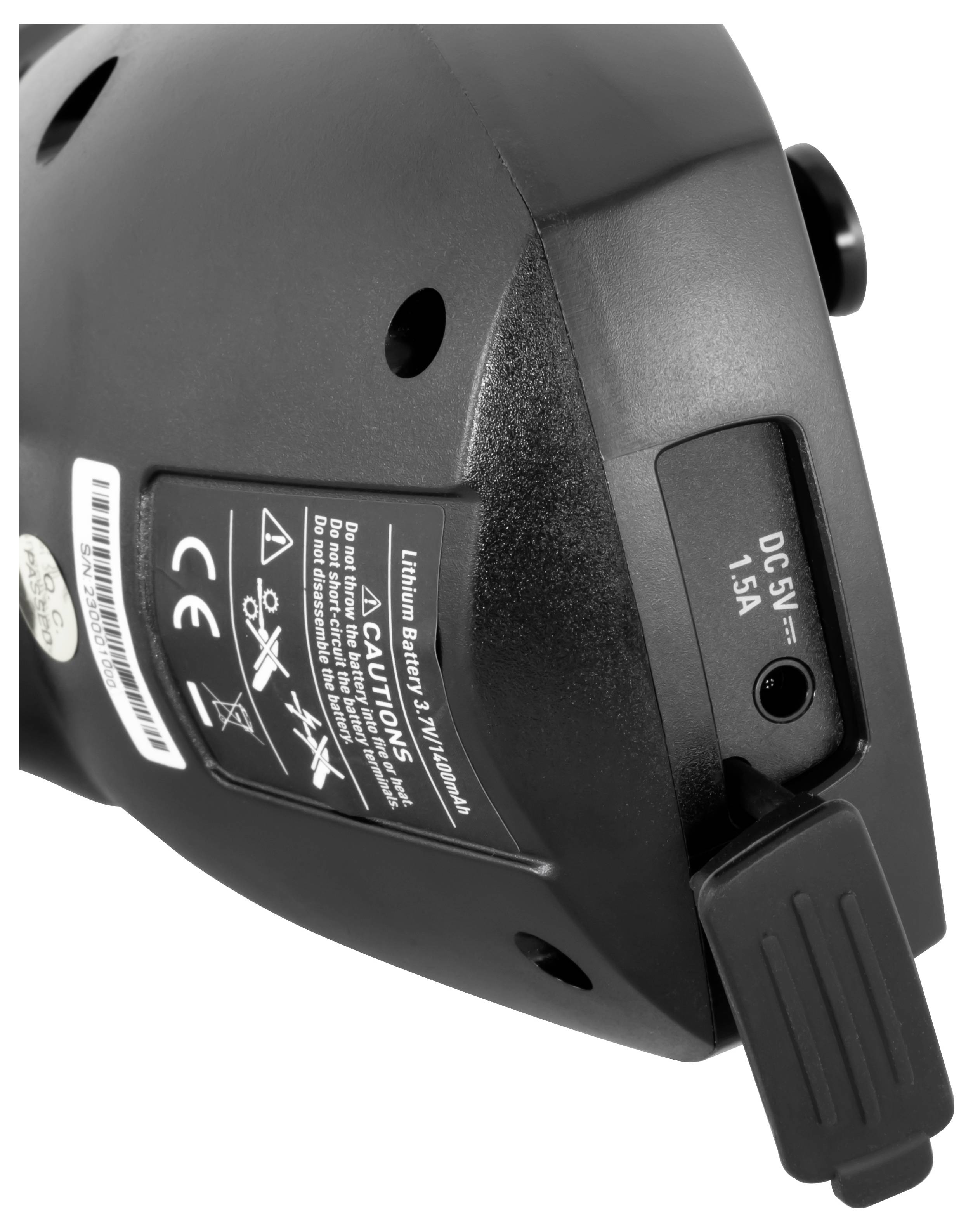 Nahaufnahme eines Geräte-Batteriefachs mit einer Lithiumbatterie-Kennzeichnung und einem DC-5V-1,5A-Ladeanschluss mit Gummiabdeckung.