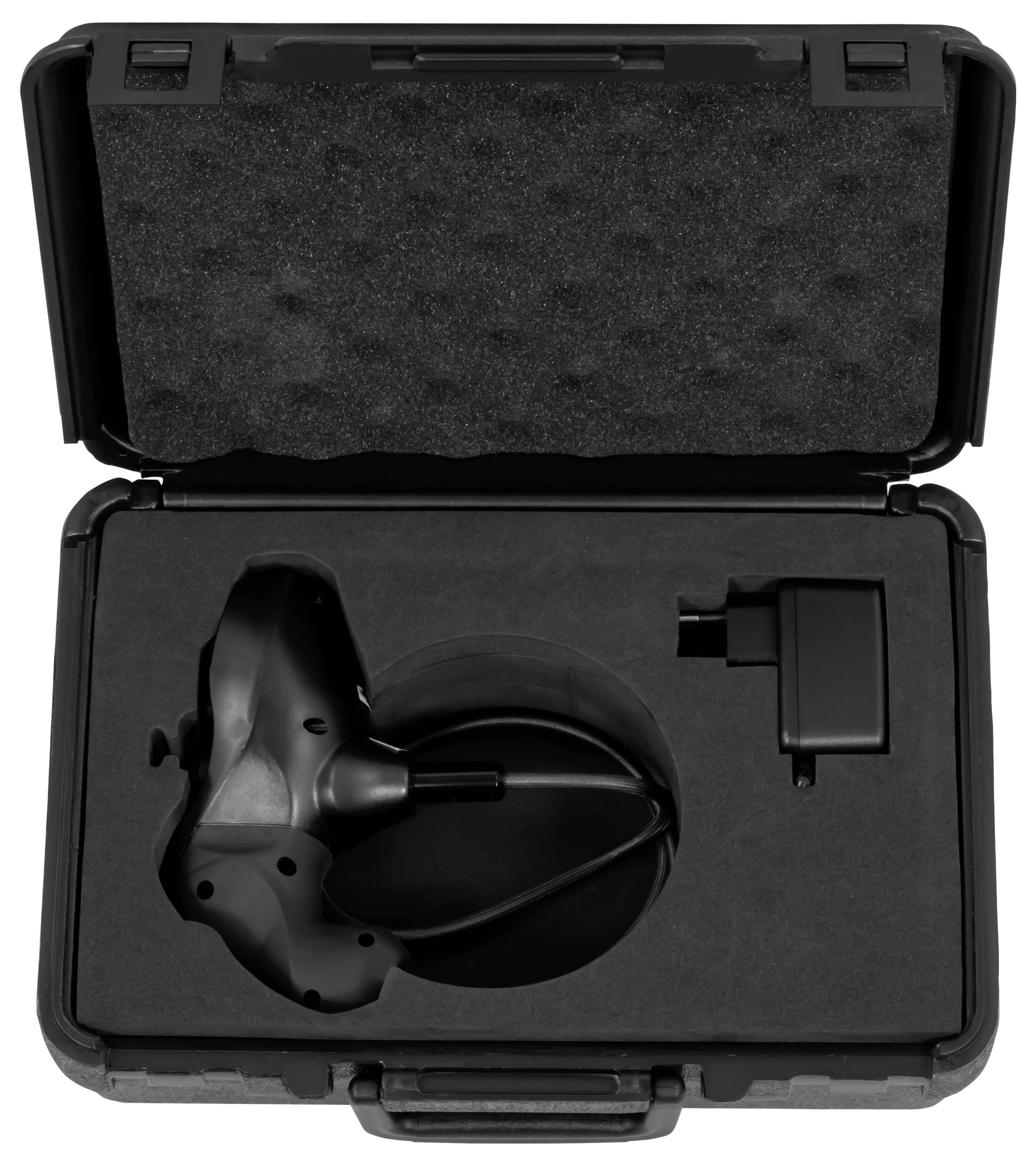 Offene schwarze Transportbox mit Schaumstoffeinlage, die ein VR-Headset oder Sensor-Zubehör und ein Kabel hält.