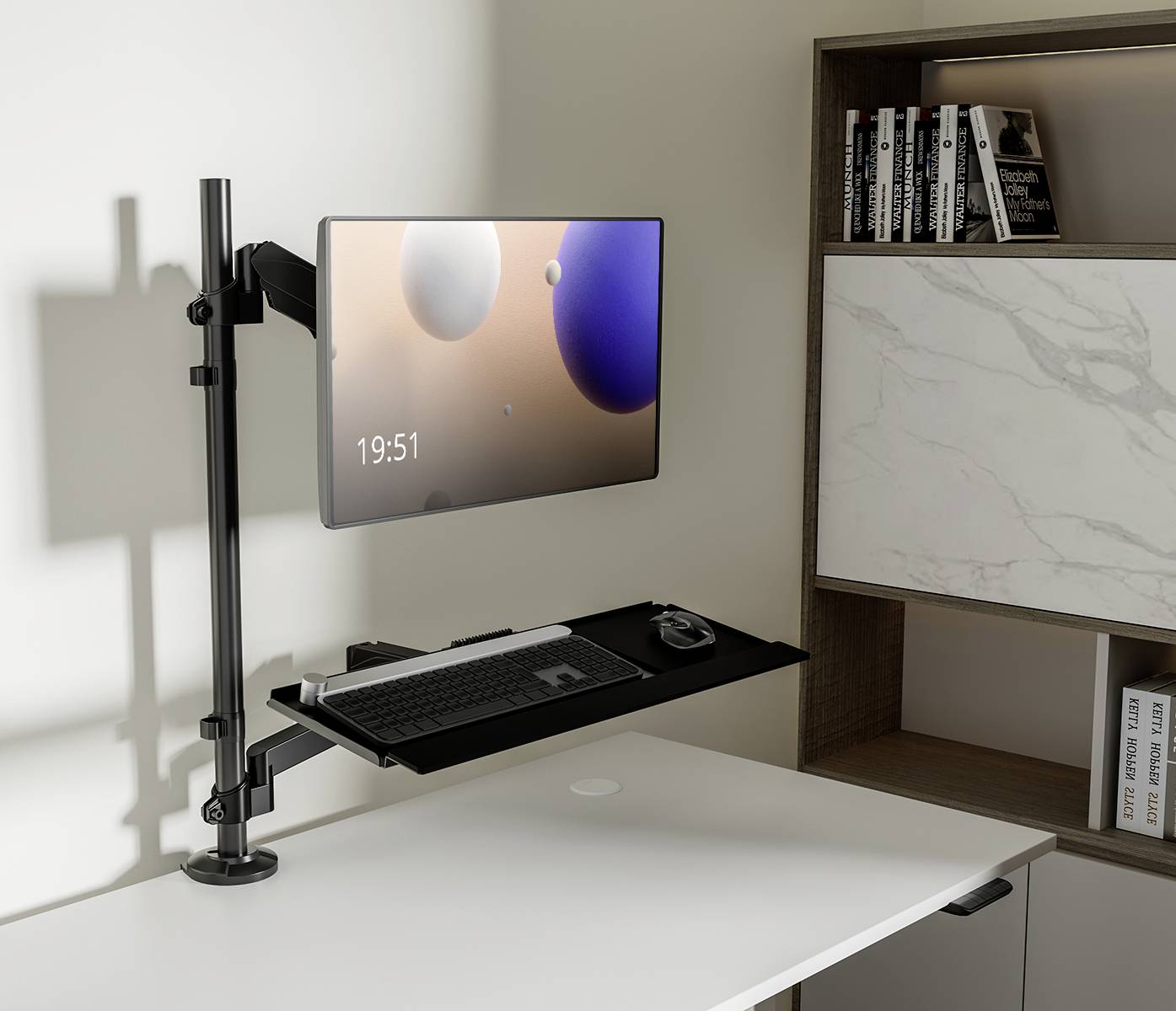 Ein minimalistischer Schreibtisch mit einem montierten Bildschirm, Tastatur und Maus. Bücherregal im Hintergrund, Uhrzeit 19:51.