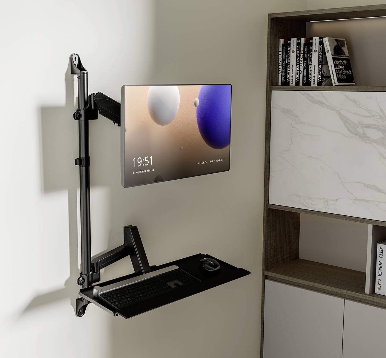 Ein Monitor und eine Tastatur sind an einem verstellbaren Wandhalter montiert. Daneben steht ein Regal mit Büchern und Schrank.