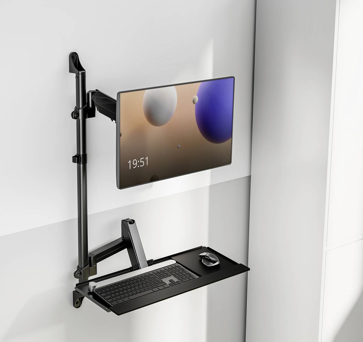 Ein Computerbildschirm an einer Wandhalterung über einer schwarzen Tastatur und Maus; Monitor zeigt sphärische Formen und Uhrzeit 19:51.