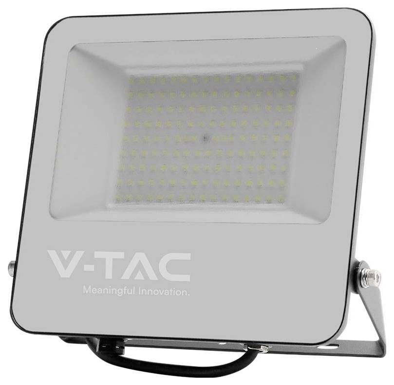 Quadratischer LED-Fluter mit der Aufschrift 'V-TAC Meaningful Innovation' auf der Vorderseite, montiert auf einem Ständer.