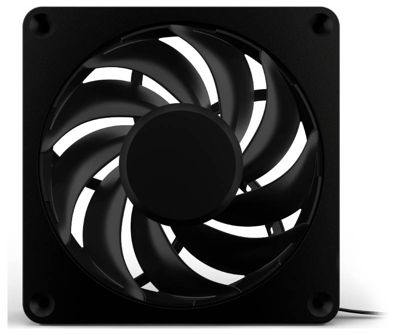 Schwarzer Computerlüfter mit neun Rotorblättern. Direkt von vorne betrachtet, vor einem weißen Hintergrund.