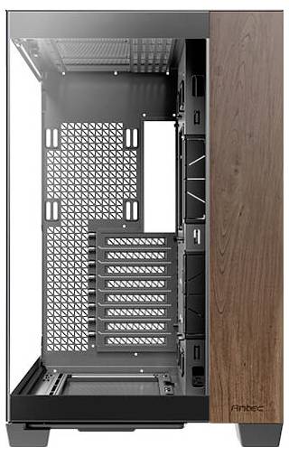 Ein leeres Computergehäuse mit einer Glasseite und einer Holzelemente-Front, zeigt die Innenstruktur und Lüftungsschlitze.