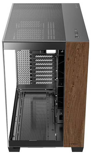 Ein Computergehäuse mit einer offenen Frontansicht, zeigt mehrere Erweiterungsschächte und ein Seitenteil in Holzoptik.