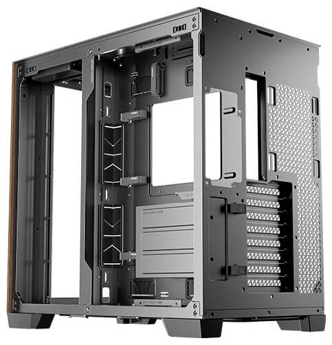 Leeres PC-Gehäuse für einen Desktop-Computer mit zahlreichen Belüftungsschlitzen und Platz für mehrere Erweiterungskarten.