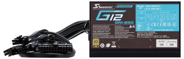 Schwarzes Seasonic G12 GM-650 Netzteil mit verschiedenen Kabeln und blauen technischen Details auf der rechten Seite. Enthält '80 PLUS Gold'-Zertifizierung.
