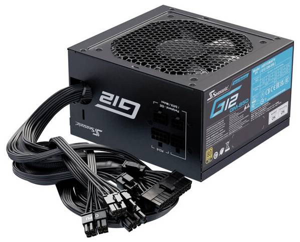 Schwarzes PC-Netzteil mit Lüftergitter und mehreren Anschlusskabeln. Markenlogo und technische Details sind auf der Seite sichtbar.
