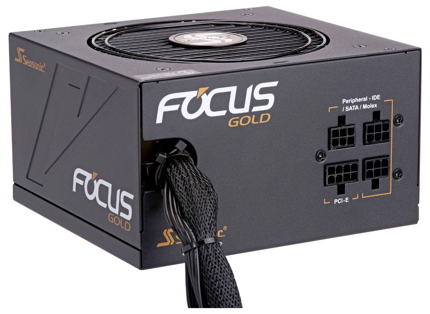 Netzteil 'Focus Gold' von Seasonic mit Lüfter oben, Kabelanschlüsse für Peripherie und PCI-E sichtbar.