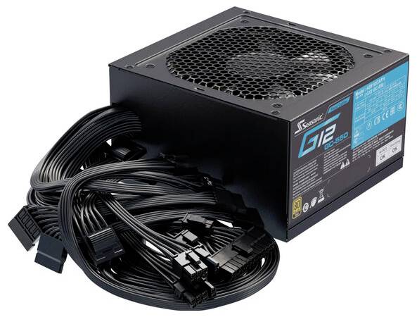 Schwarzes PC-Netzteil mit Lüfter oben und mehreren schwarzen Kabeln. Markenname und Modellnummer sichtbar auf der Seite.