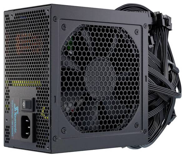 Schwarzes Computer-Netzteil mit Lüfter seitlich und Kabelbündel auf der rechten Seite. Markenlogo in der unteren linken Ecke.