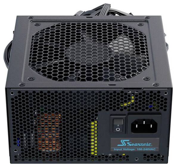 Netzteil mit Lüftergitter und Kabeln; Aufschrift zeigt 'Seasonic', Eingangsspannung 100-240V.