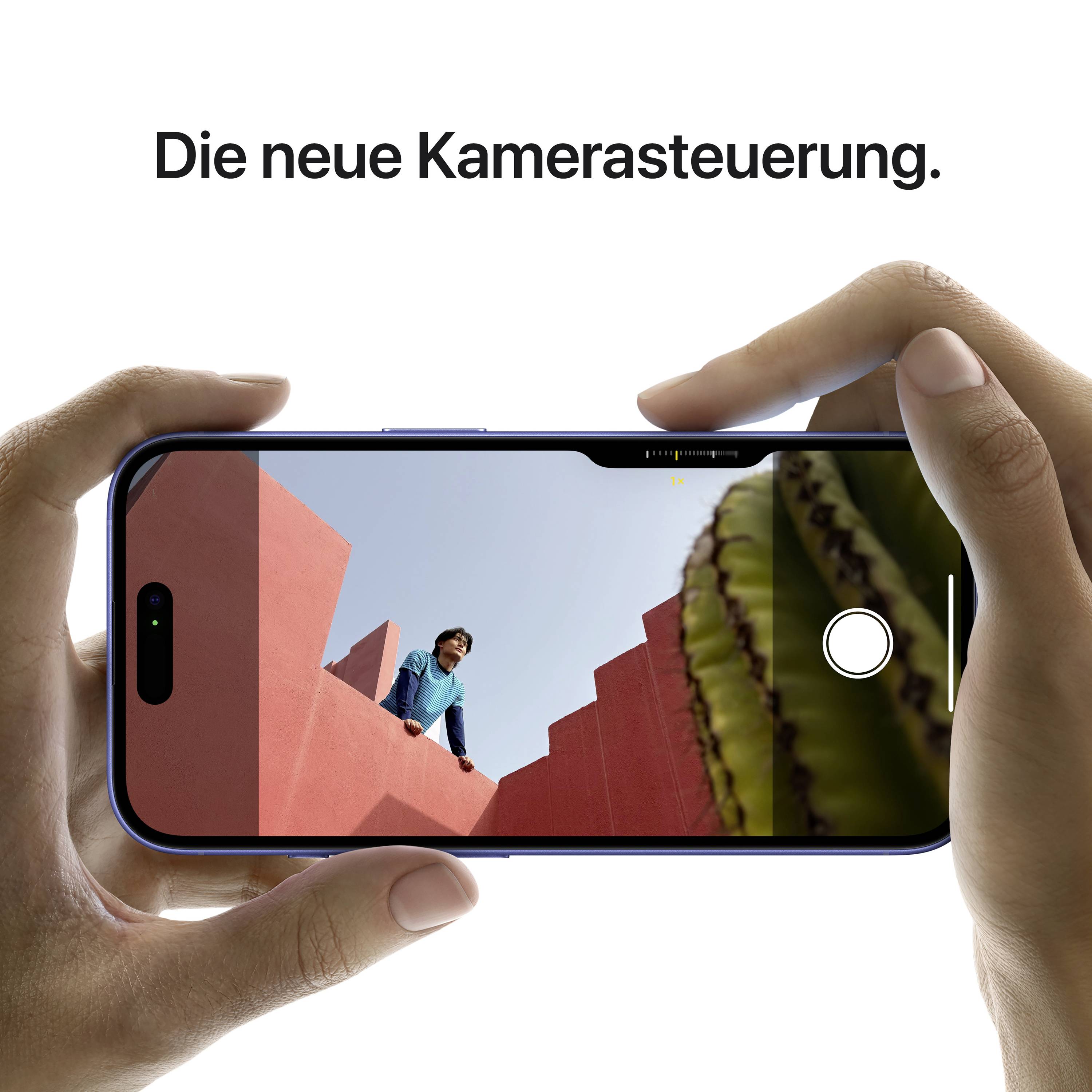 Ein Smartphone zeigt ein Bild mit einer Person und oranger Wand im Hintergrund, während eine Hand es hält. Text: 'Die neue Kamerasteuerung.'