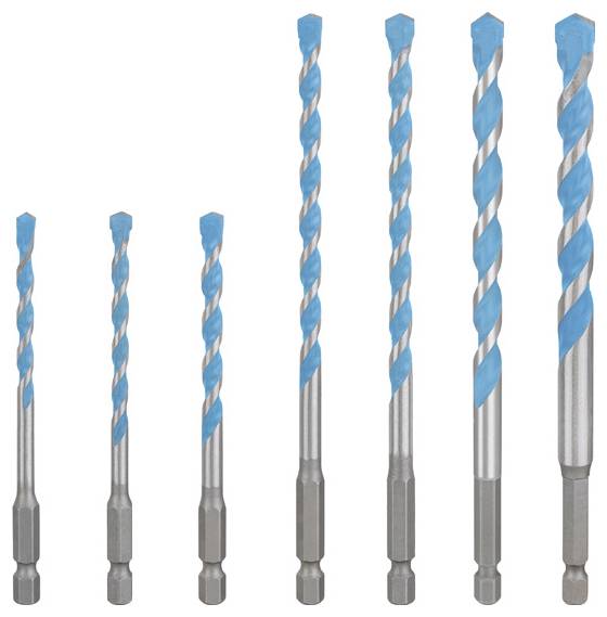 Sieben unterschiedlich lange Bohrer mit blauer Spirale und silbernem Schaft, nebeneinander stehend, von klein nach groß sortiert.