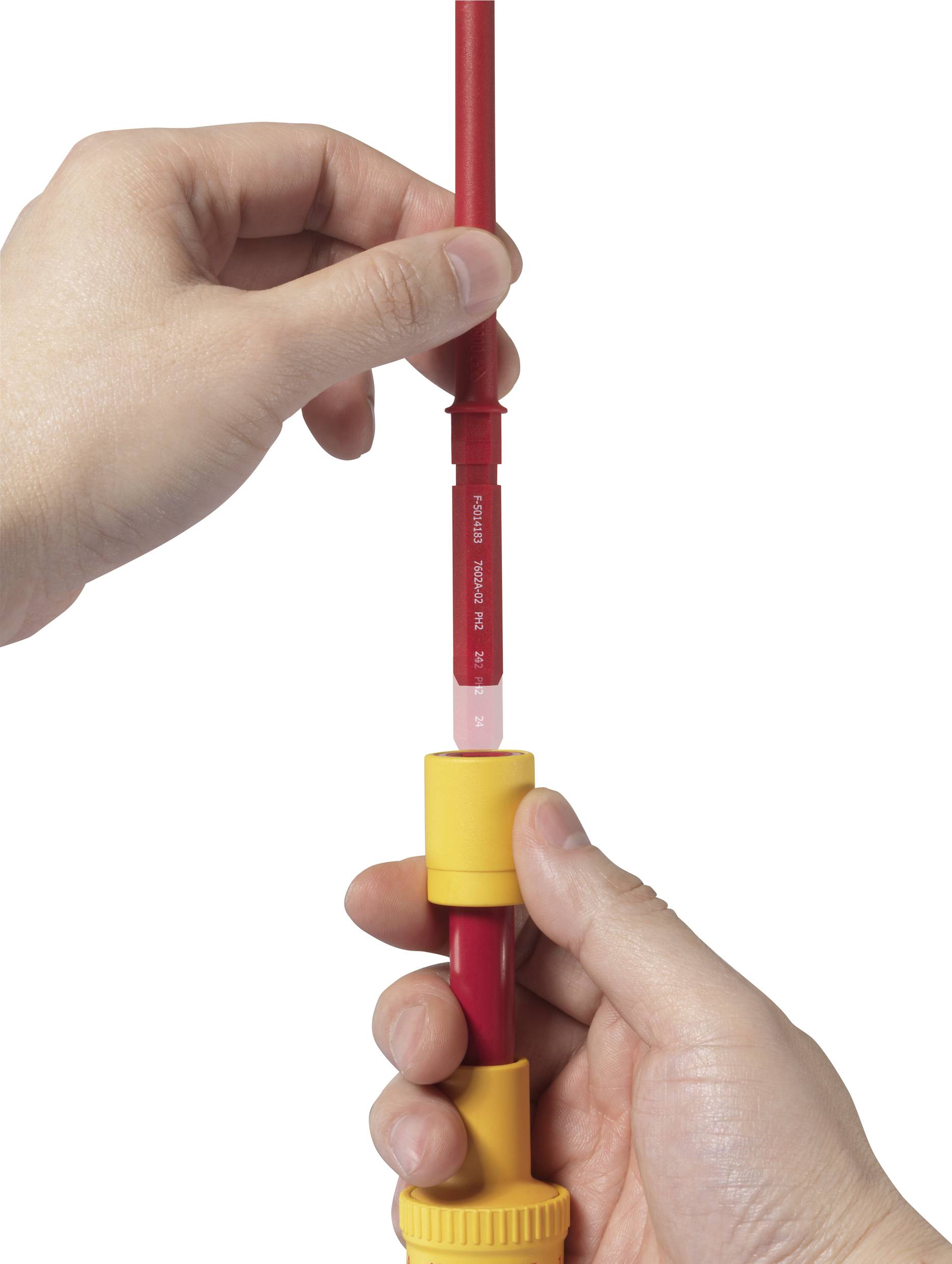 Hände halten und öffnen eine Stabokehülle, indem eine rote Stange aus einer gelben Hülle herausgezogen wird.