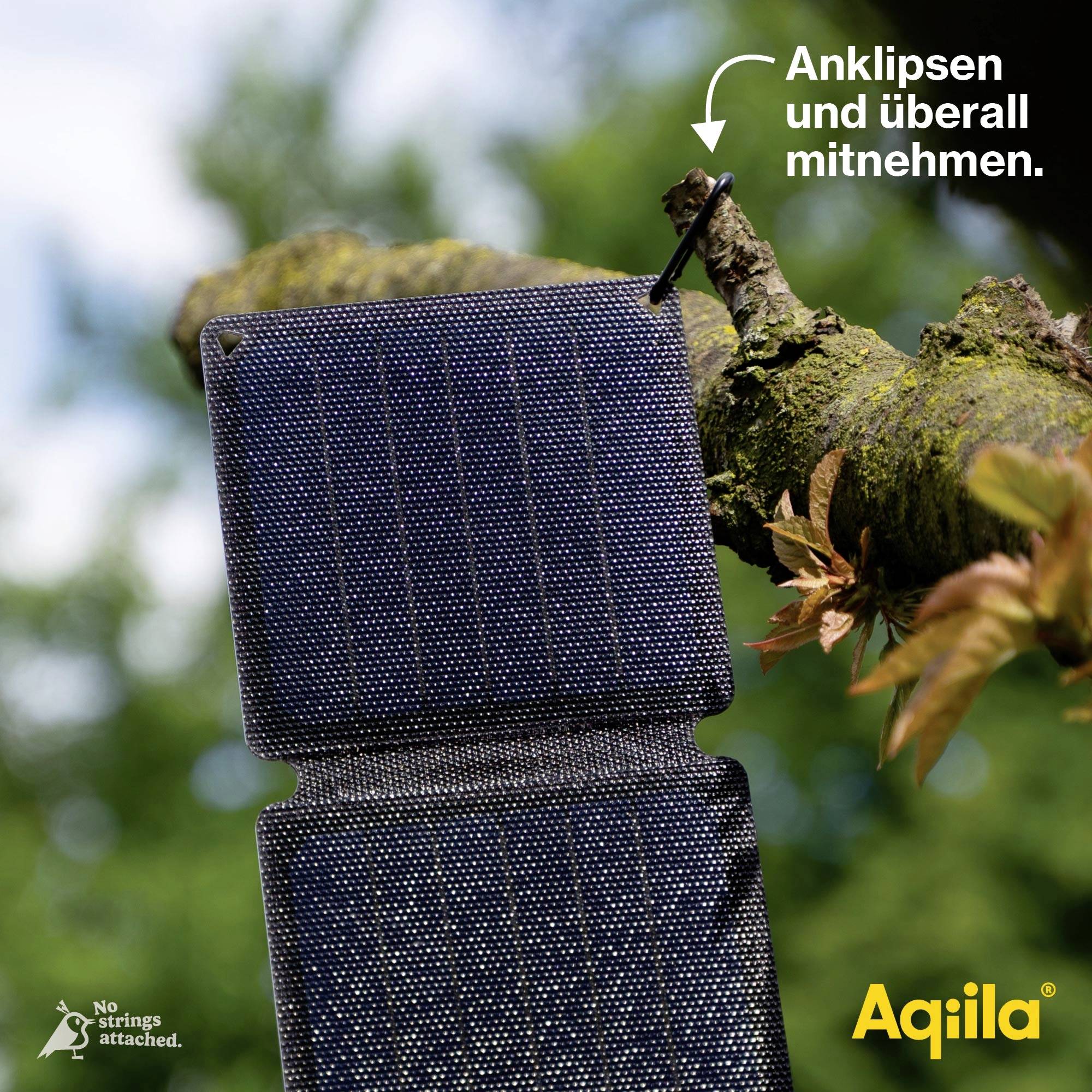 Ein solarbetriebenes Ladegerät ist an einem Ast befestigt. Text im Bild: 'Anklipsen und überall mitnehmen.' Markenname unten rechts.