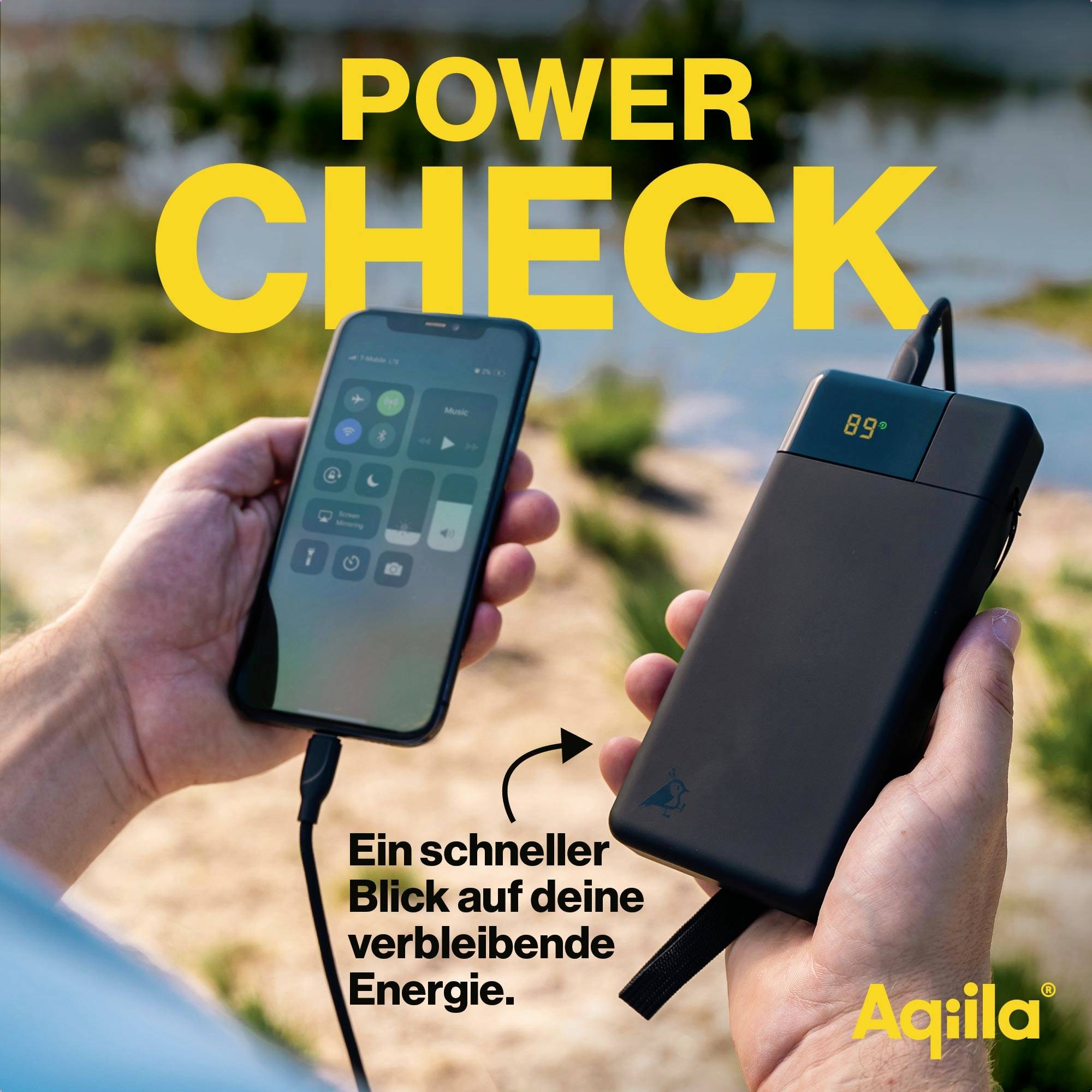 Ein Smartphone wird per Kabel mit einer Powerbank verbunden. Der Bildschirm zeigt 89% Akku. Text: Power Check. Ein schneller Blick auf deine verbleibende Energie.
