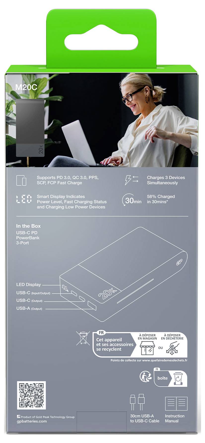 Auf der Verpackung ist eine lächelnde Person an einem Laptop abgebildet. Produktmerkmale einer Powerbank und deren Anschlüsse sind darunter dargestellt.