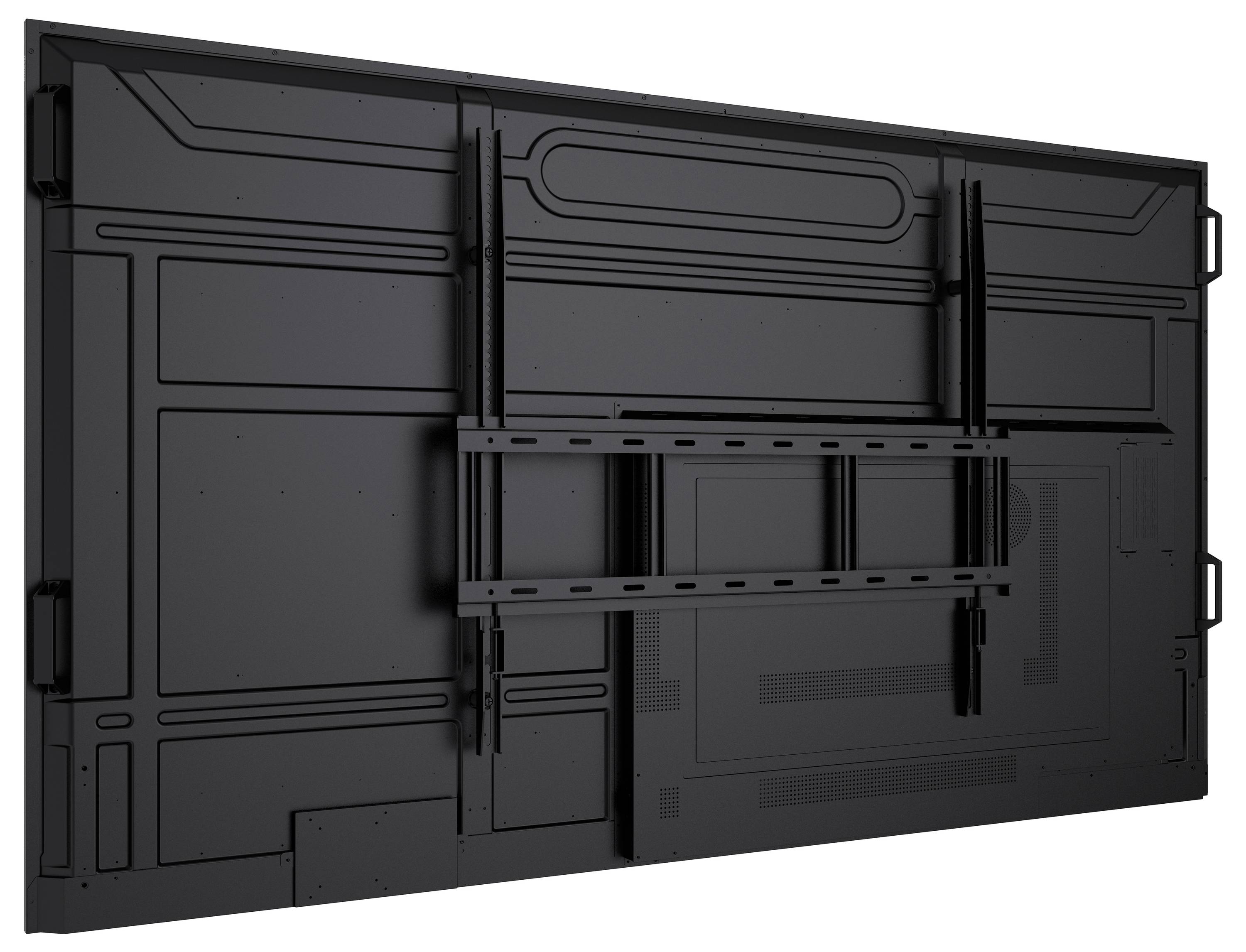 Eine große schwarze rechteckige TV-Halterung an einer Wand, die mehrere Schlitze und Halterungen aufweist und entwickelt wurde, um einen Bildschirm sicher zu befestigen und zu installieren.