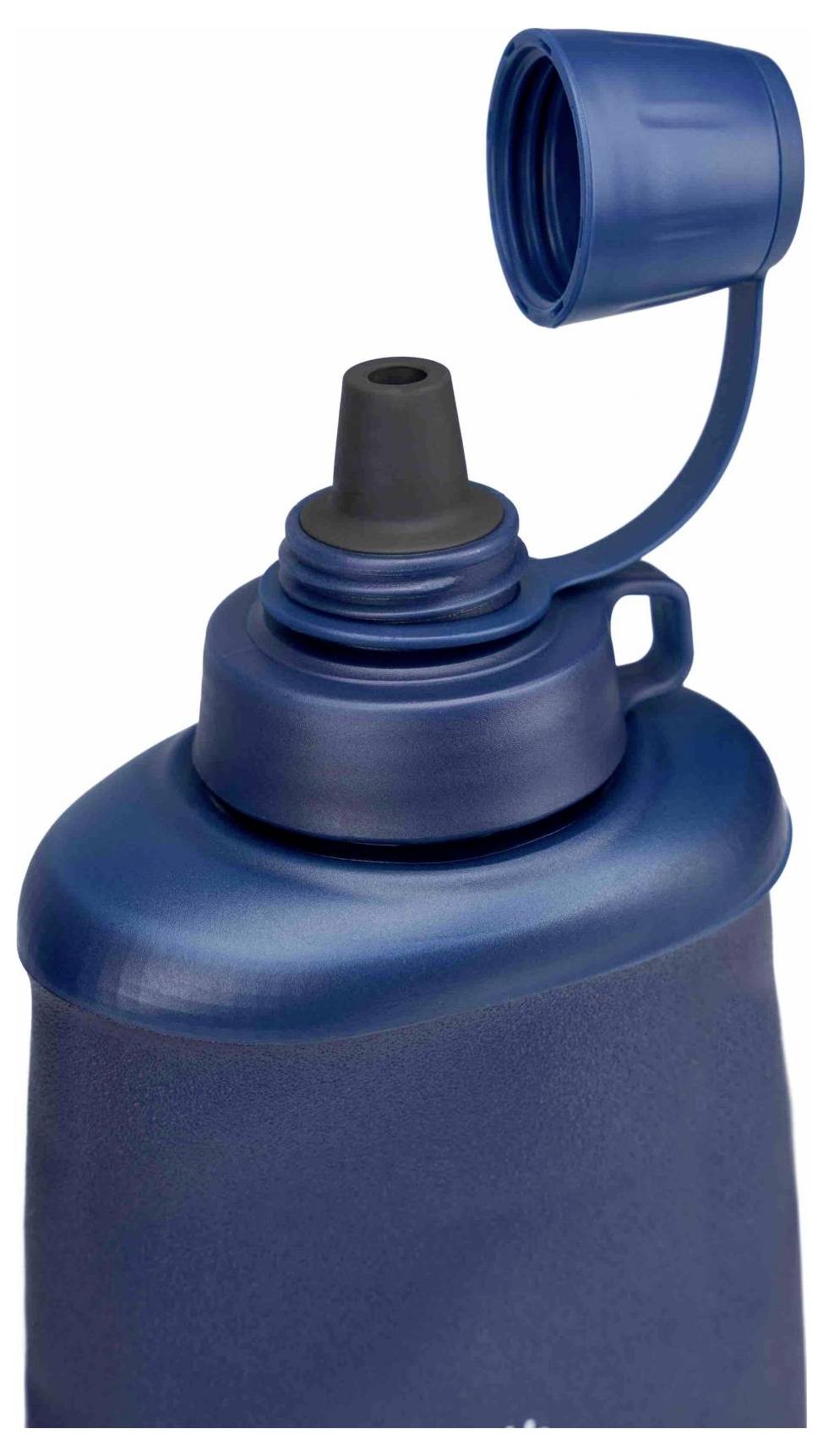 Blaue Trinkflasche mit offenem Deckel und Trinkmundstück. Ideal für unterwegs oder sportliche Aktivitäten.