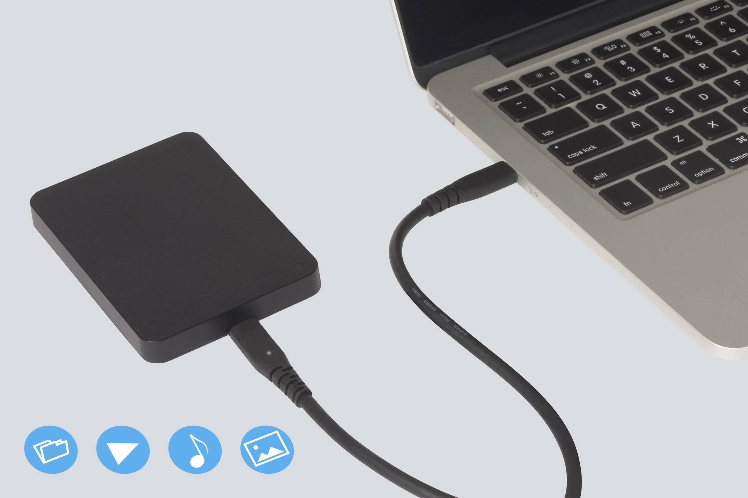 Externe Festplatte verbunden mit einem Laptop. Vier Icons am unteren Bildrand symbolisieren Dateien, Videos, Musik und Fotos.
