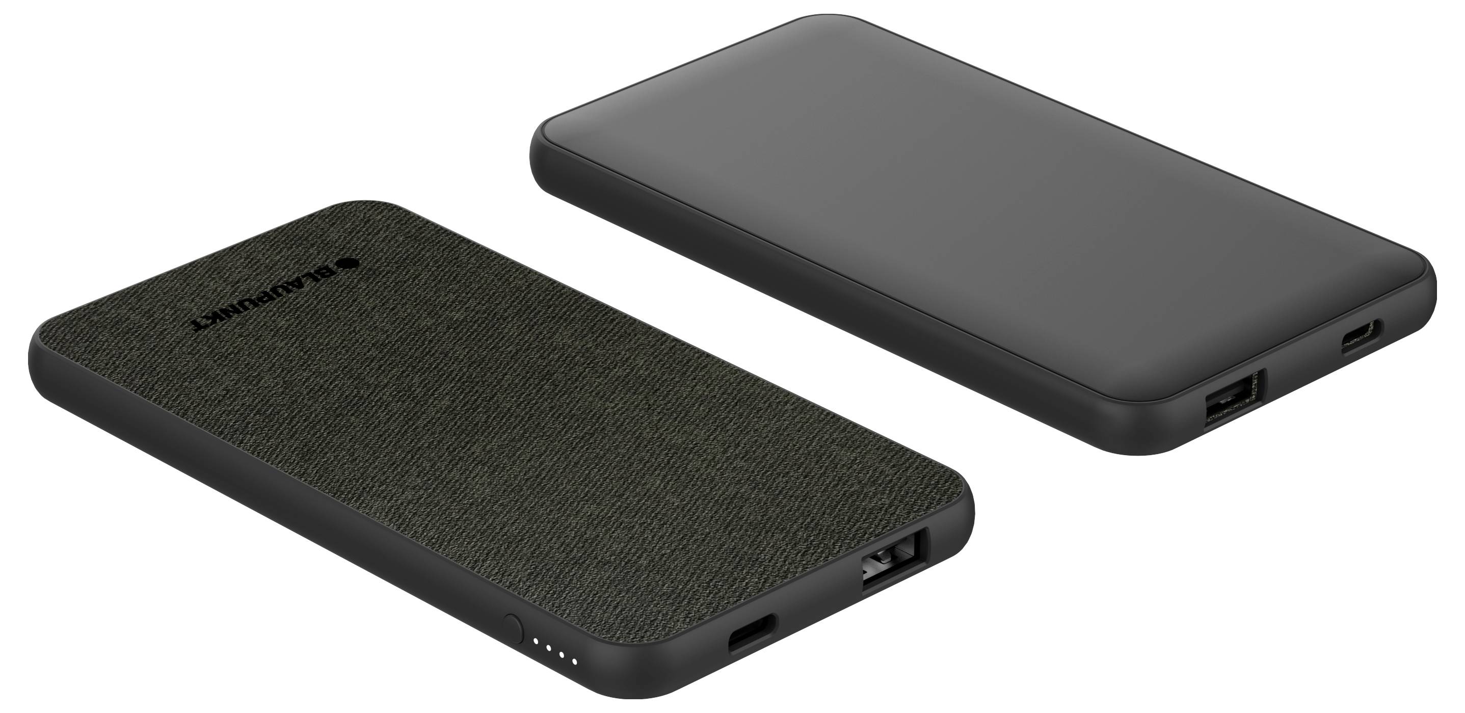 Zwei schwarze Powerbanks mit USB-Anschlüssen; eine zeigt die Vorderseite mit Firmenlogo, die andere die Rückseite mit Anschlüssen.