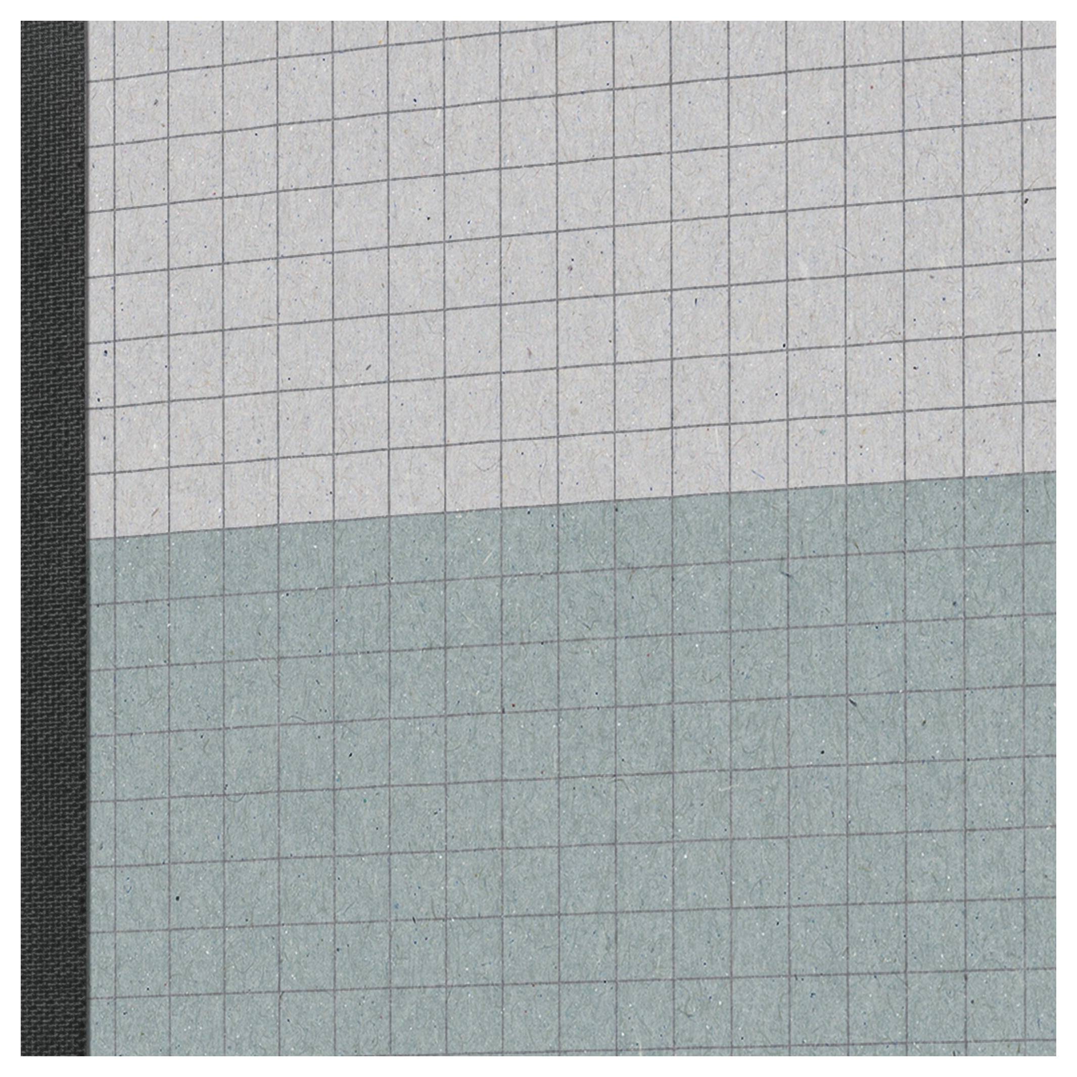 Seite eines Notizbuchs mit leerem Gitterpapier mit hellgrauem oberen Bereich und hellblauem unteren Bereich, geteilt durch eine horizontale Naht und einen dunklen Einband auf der linken Seite.