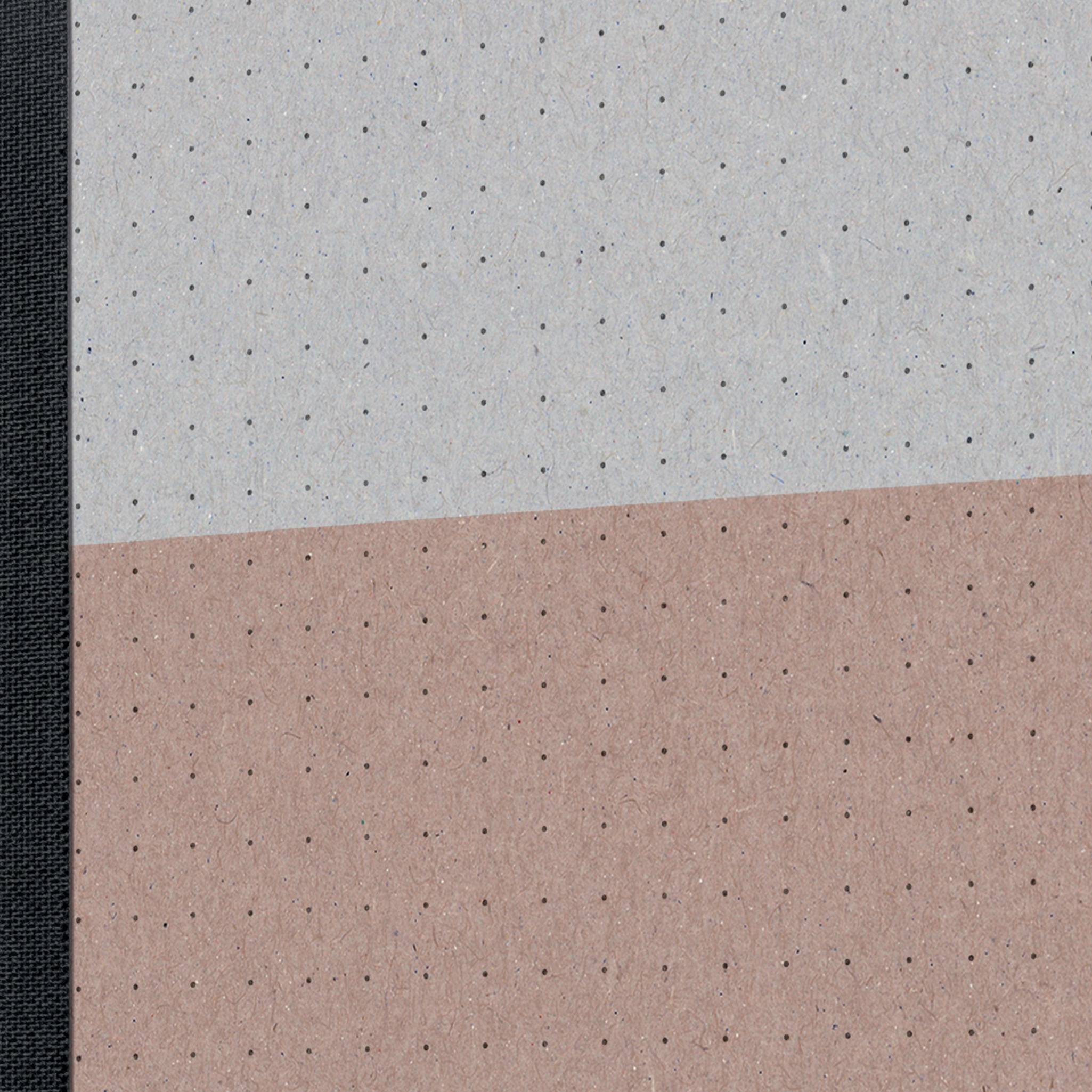 Notizbuch mit grauem Einband und rosanem Umschlag.