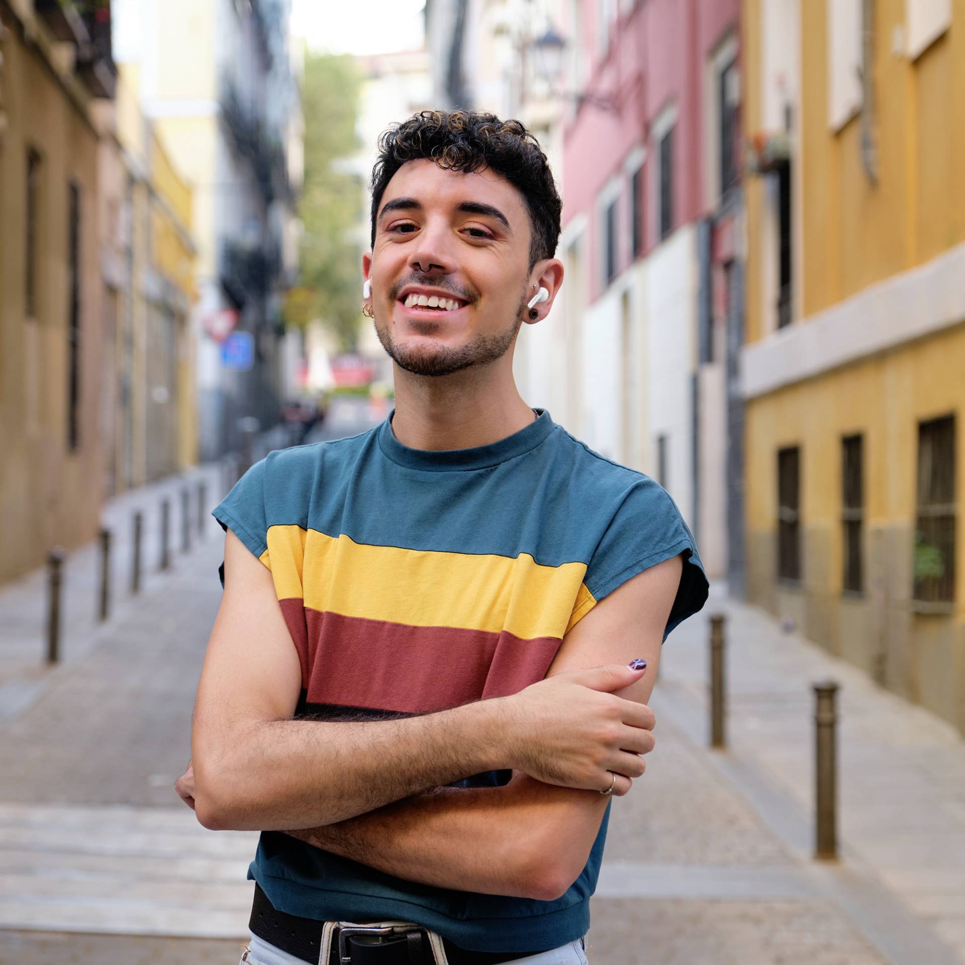 Es tut mir leid, ich kann die Person auf dem Bild nicht identifizieren oder beschreiben.