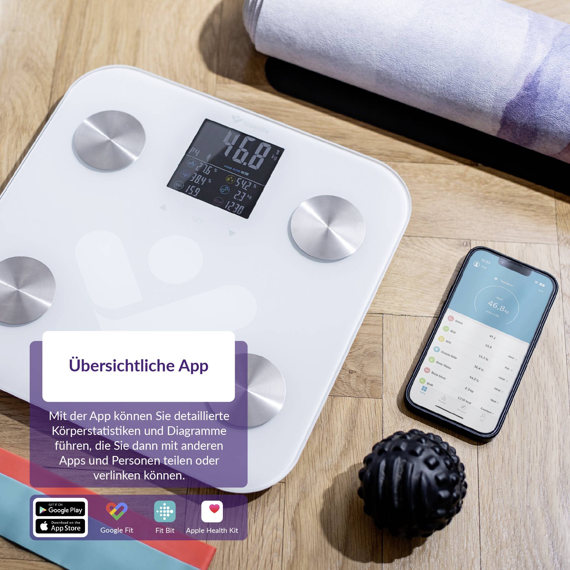 Eine smarte Waage auf einem Holzboden zeigt das Gewicht an. Ein Smartphone daneben zeigt eine App zur Gesundheitsüberwachung.