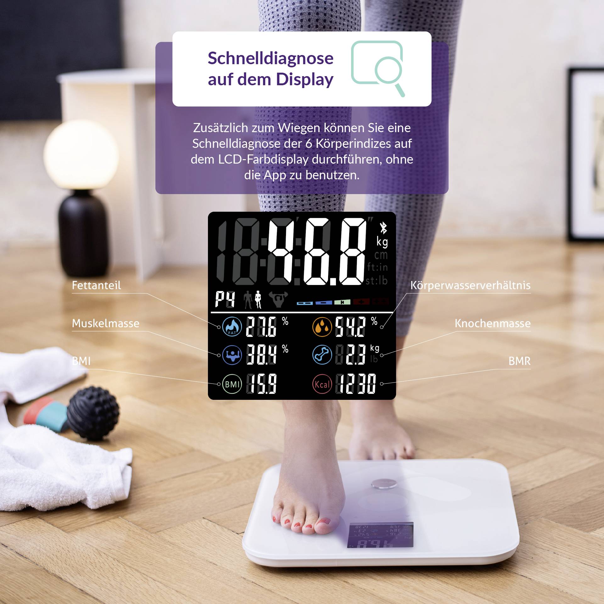 Person wiegt sich auf einer digitalen Waage mit LCD-Anzeige. Anzeige zeigt verschiedene Körperindizes wie Fettanteil und Muskelmasse.