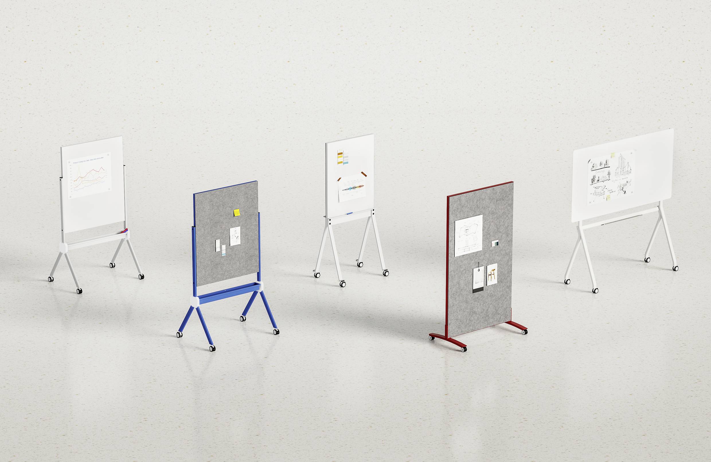Fünf mobile Tafeln in verschiedenen Farben und Materialien stehen auf einem glatten Boden. Sie präsentieren Zeichnungen und Notizen.