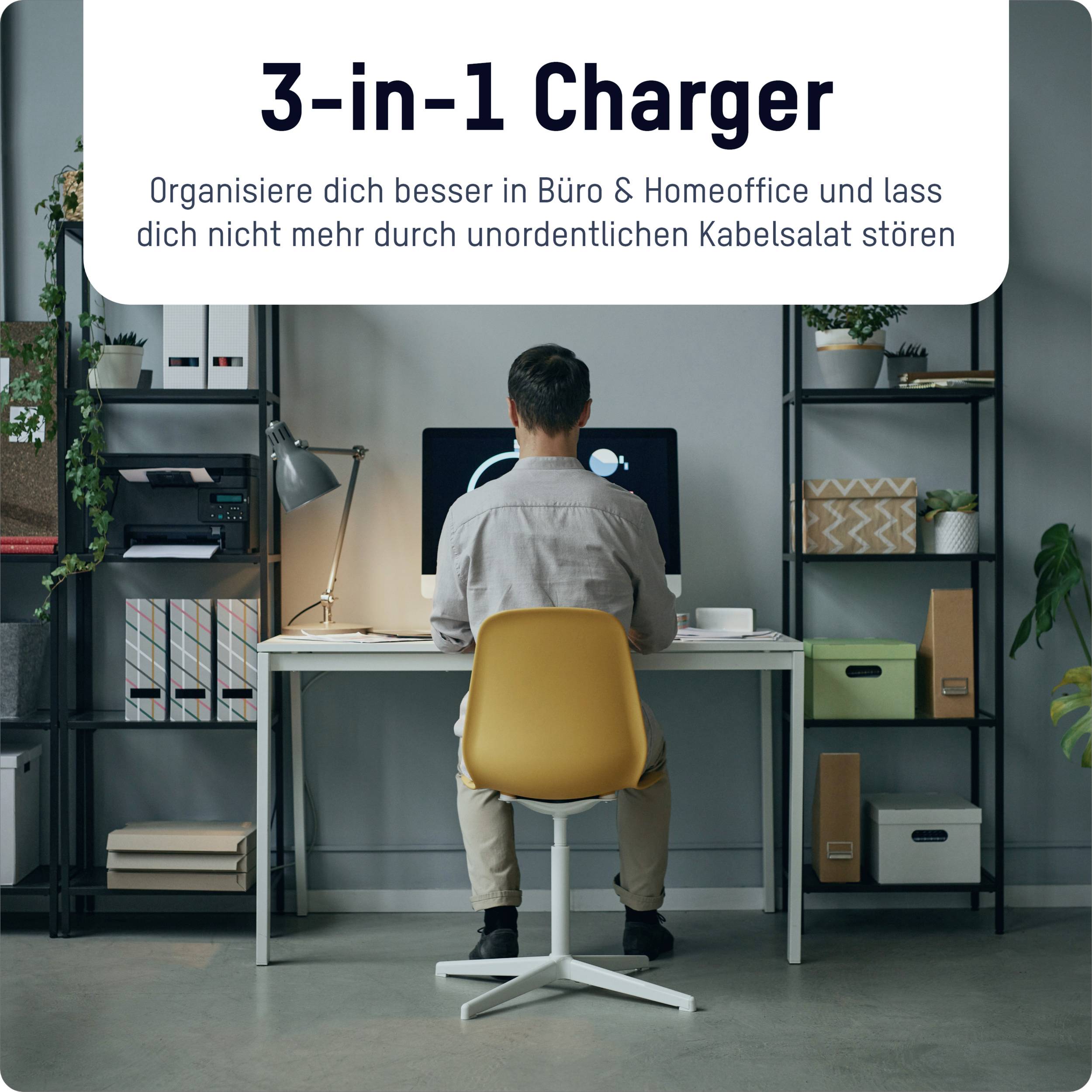 Person sitzt an einem Schreibtisch im Homeoffice, betrachtet einen Bildschirm. Text oben: '3-in-1 Charger. Organisiere dich besser.'