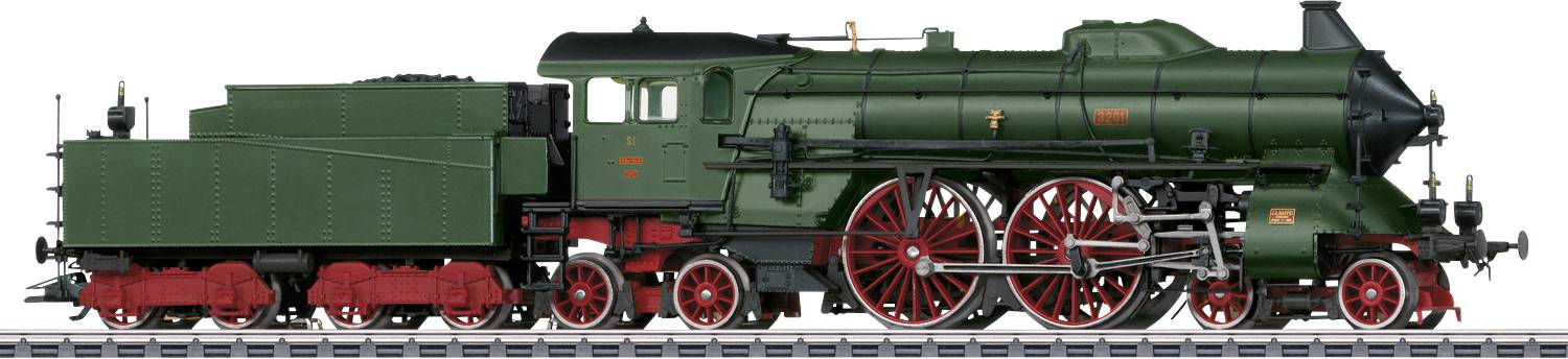 Eine grüne Dampflokomotive mit roten Rädern steht auf den Gleisen. Sie hat einen großen Schornstein und einen schwarzen Kohletender.