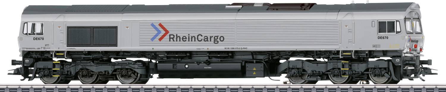 Eine graue Lokomotive mit 'RheinCargo' Logo auf der Seite steht auf den Gleisen.
