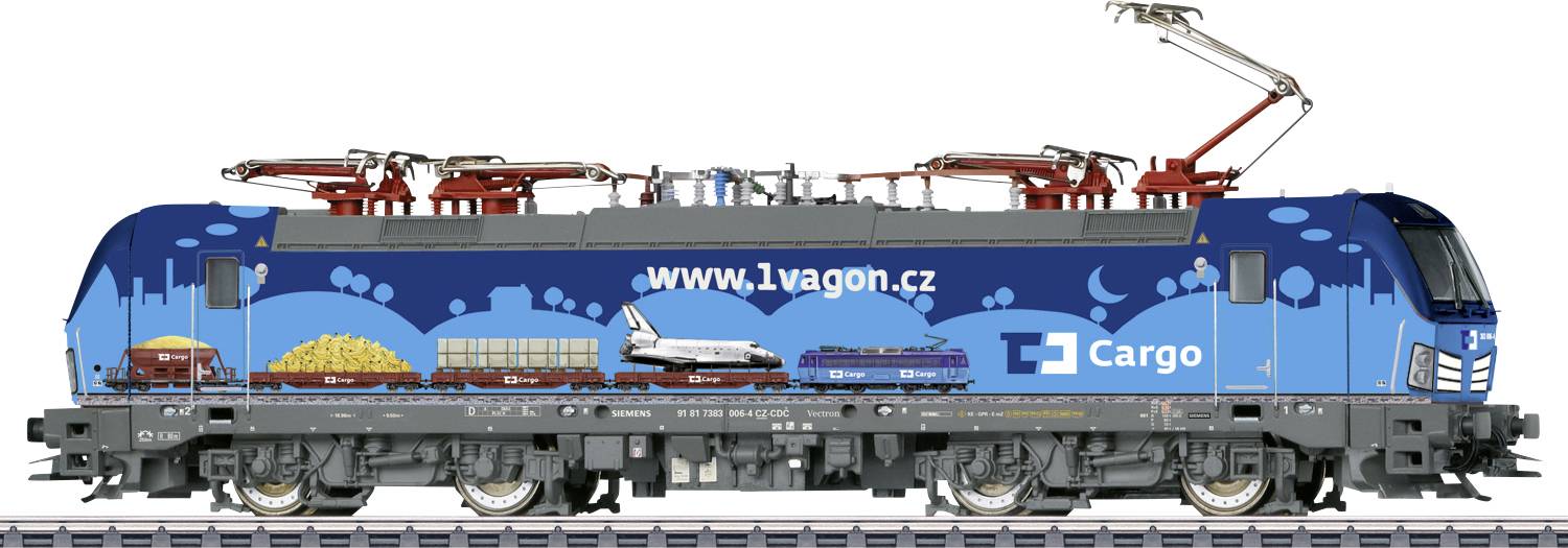Eine blau-graue Lokomotive mit der Aufschrift 'www.1vagon.cz' und 'Cargo'. Verschiedene Fahrzeuge und Fracht auf der Lok abgebildet.