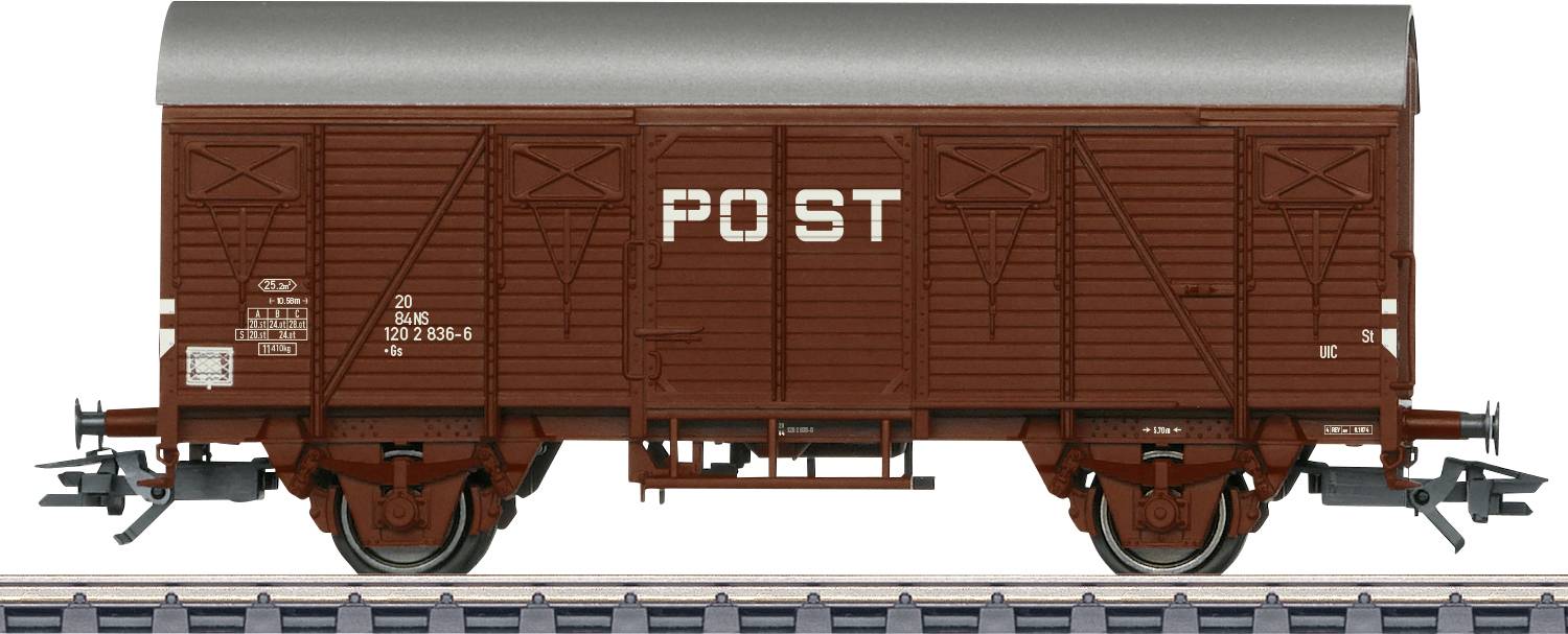 Ein historischer Post-Waggon auf Schienen, braun mit der Aufschrift 'POST'. Der Waggon hat ein gewölbtes Dach und sichtbare Puffer.