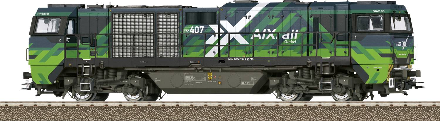Grüne und schwarze Lokomotive mit der Aufschrift 'AXArail GmbH', steht auf Gleisen. Sie zeigt moderne Cargo-Zugtechnologie.