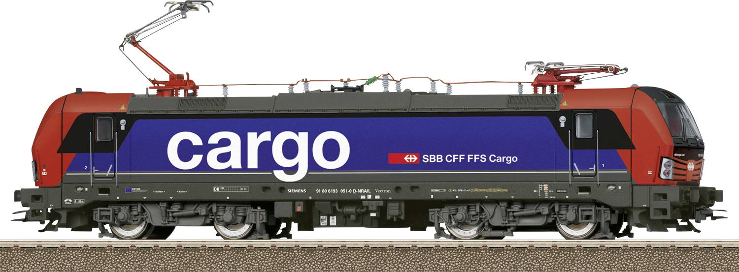 Eine rote und blaue Frachtlokomotive der SBB CFF FFS Cargo auf einem Gleis. Die Lokomotive ist seitlich zu sehen.