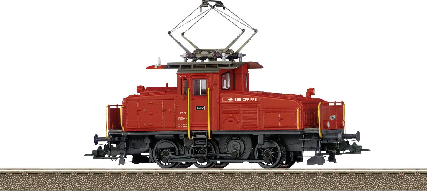 Rote Modelllokomotive auf Schienen, seitliche Ansicht, detailliert gestaltet mit sichtbaren Rädern und Dachstromabnehmer.