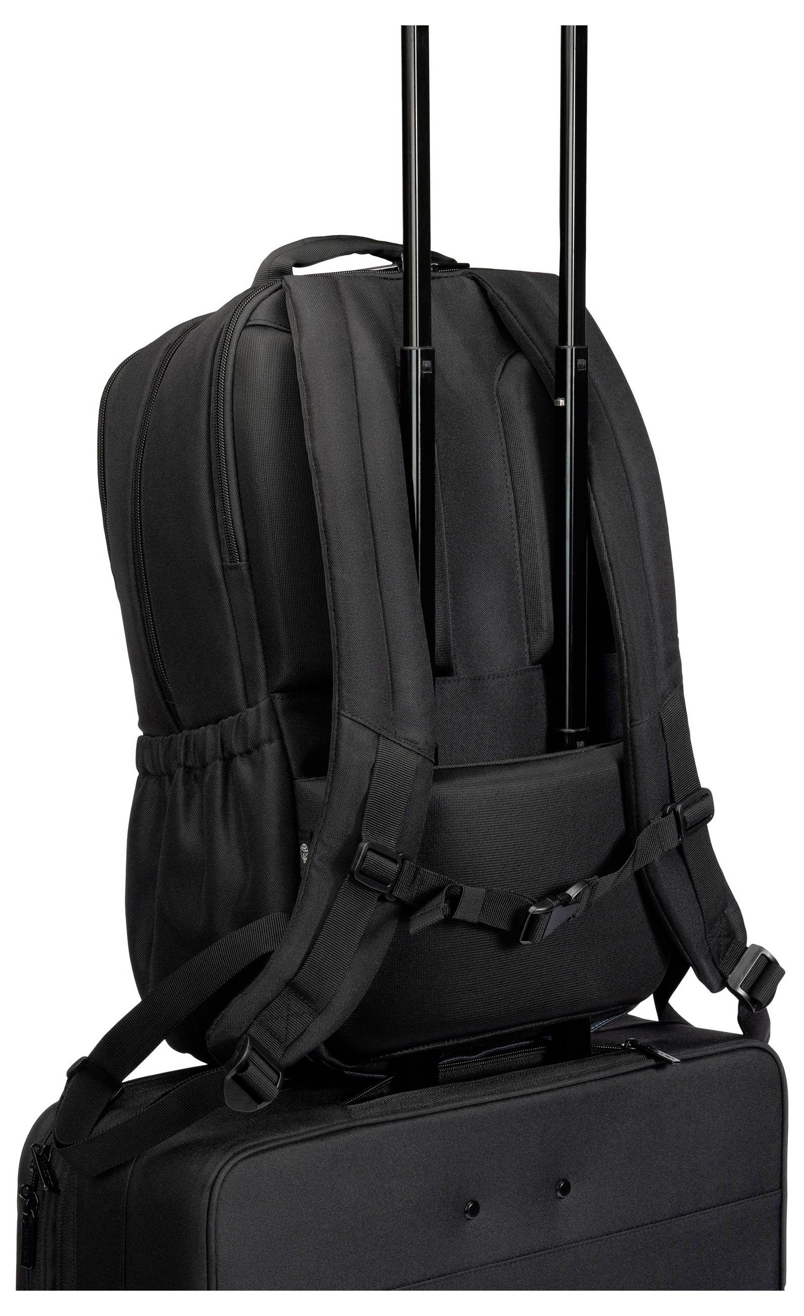 Ein schwarzer Rucksack sitzt sicher auf einem Trolleykoffer mit ausziehbarem Griff. Ideal für Reisen mit Handgepäck.