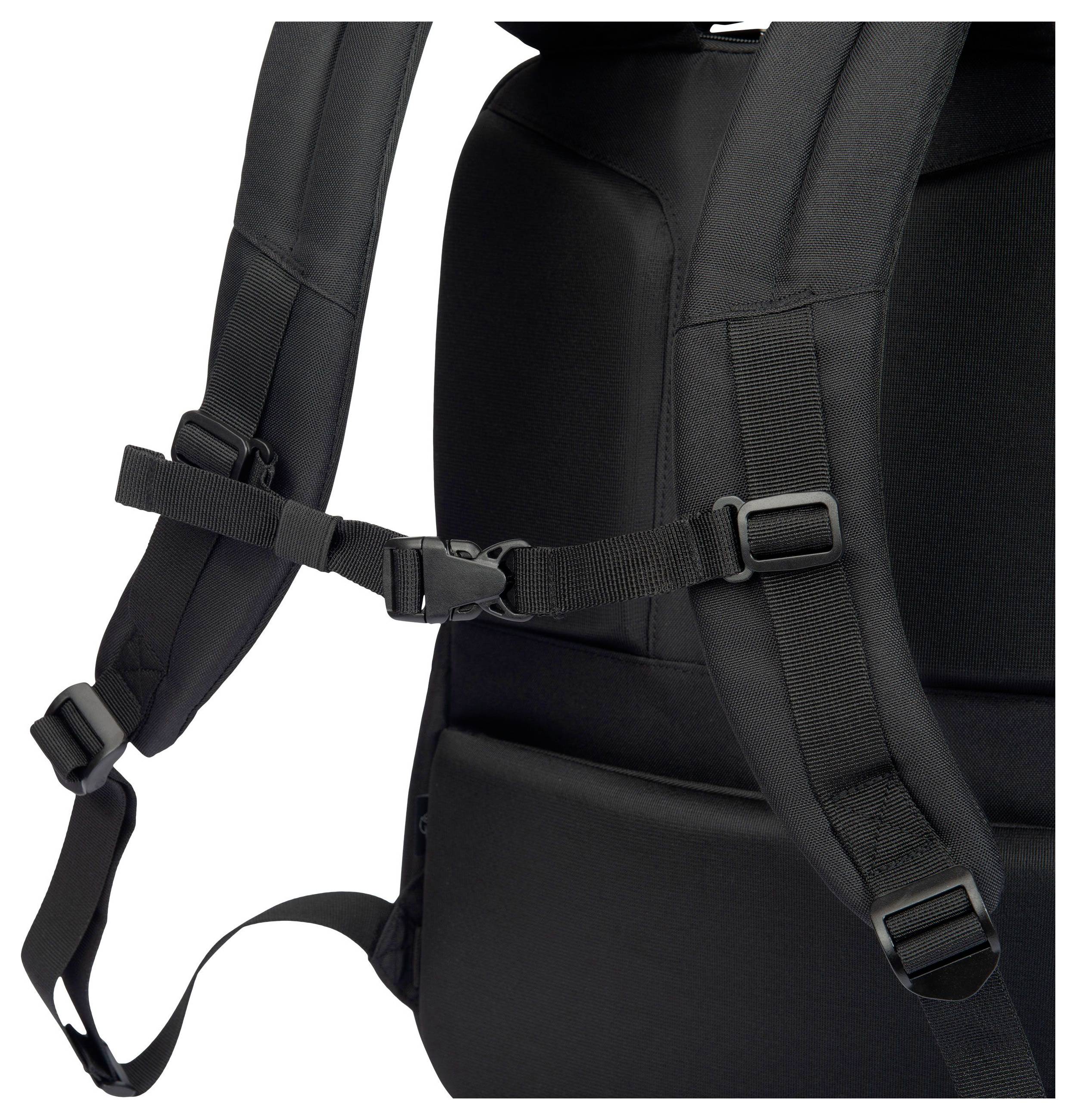 Schwarzer Rucksack mit verstellbaren Trägern und einem Brustgurt für besseren Halt. Ideal für Reisen oder den täglichen Gebrauch.