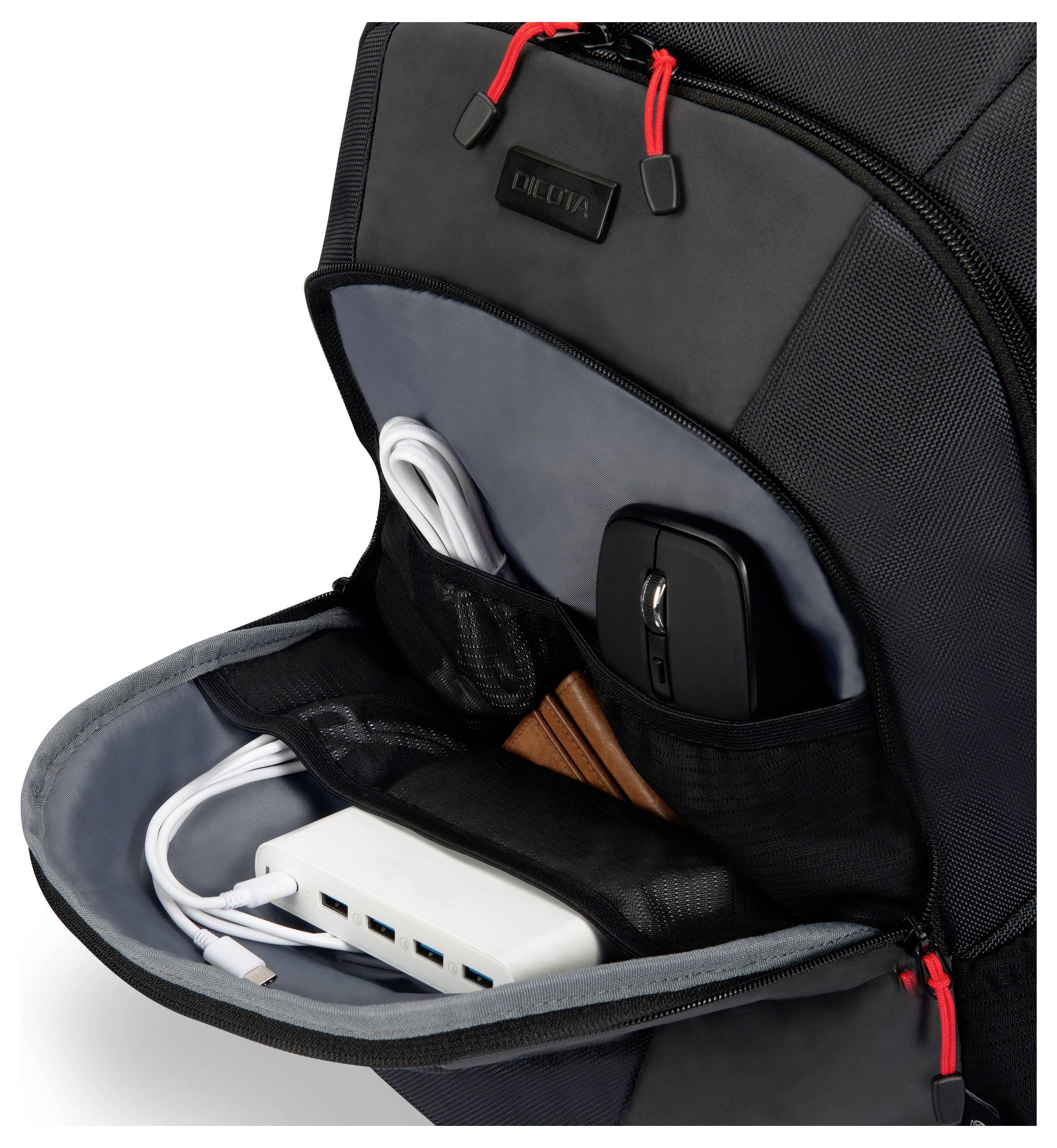 Ein geöffneter schwarzer Rucksack, zeigt Innenfächer mit einer Maus, einem Netzteil und einem weißen Kabel.