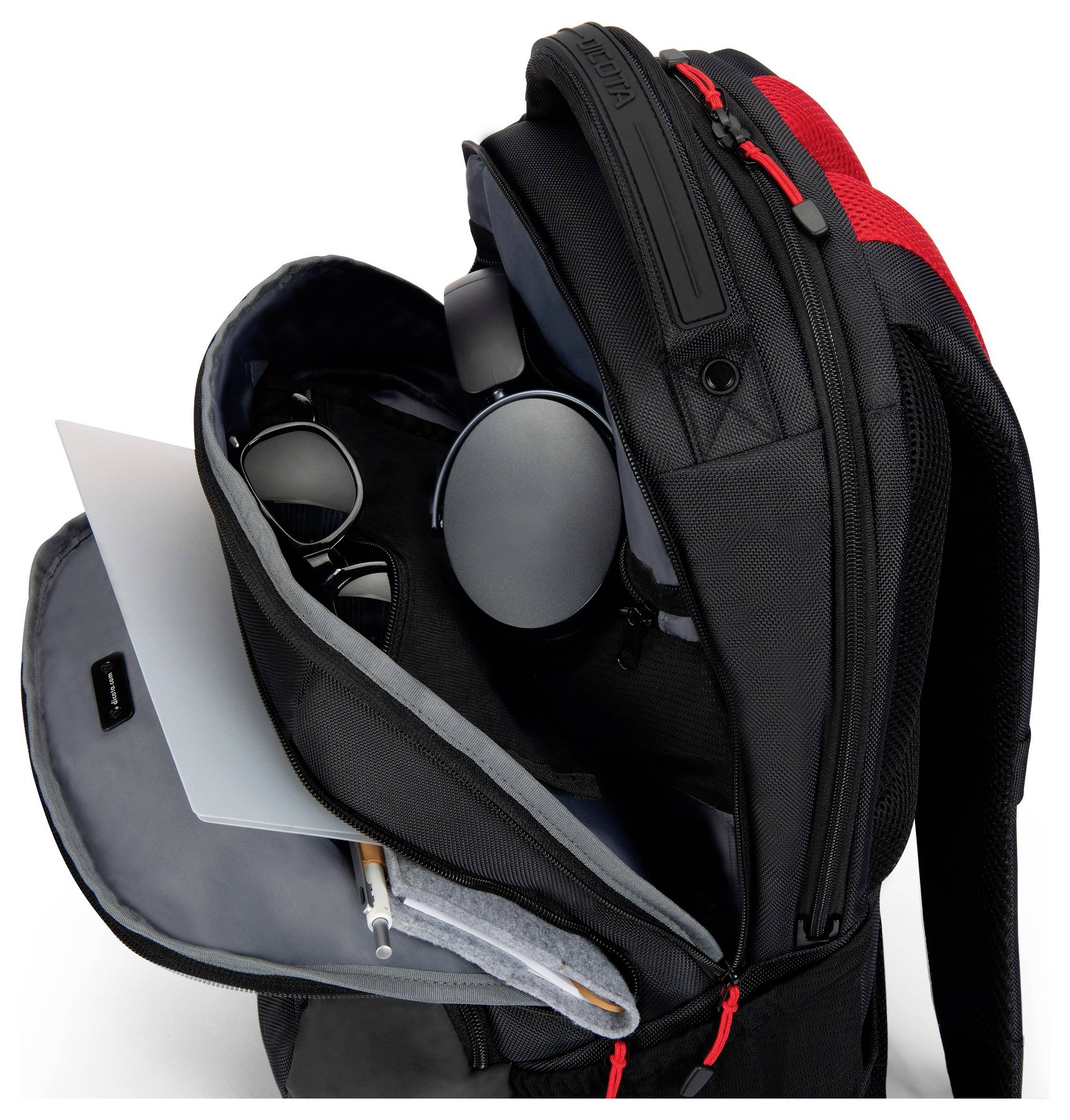 Ein geöffneter, schwarzer Rucksack zeigt innen einen Laptop, eine Sonnenbrille, Kopfhörer und einen Stift.