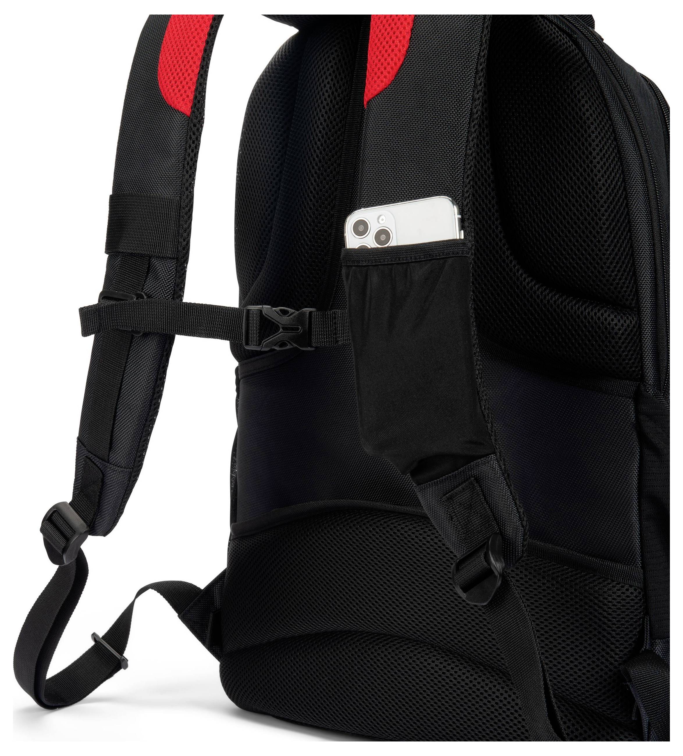 Ein schwarzer Rucksack mit einem seitlichen Fach für ein Smartphone. Die Träger sind schwarz mit roten Polstern.