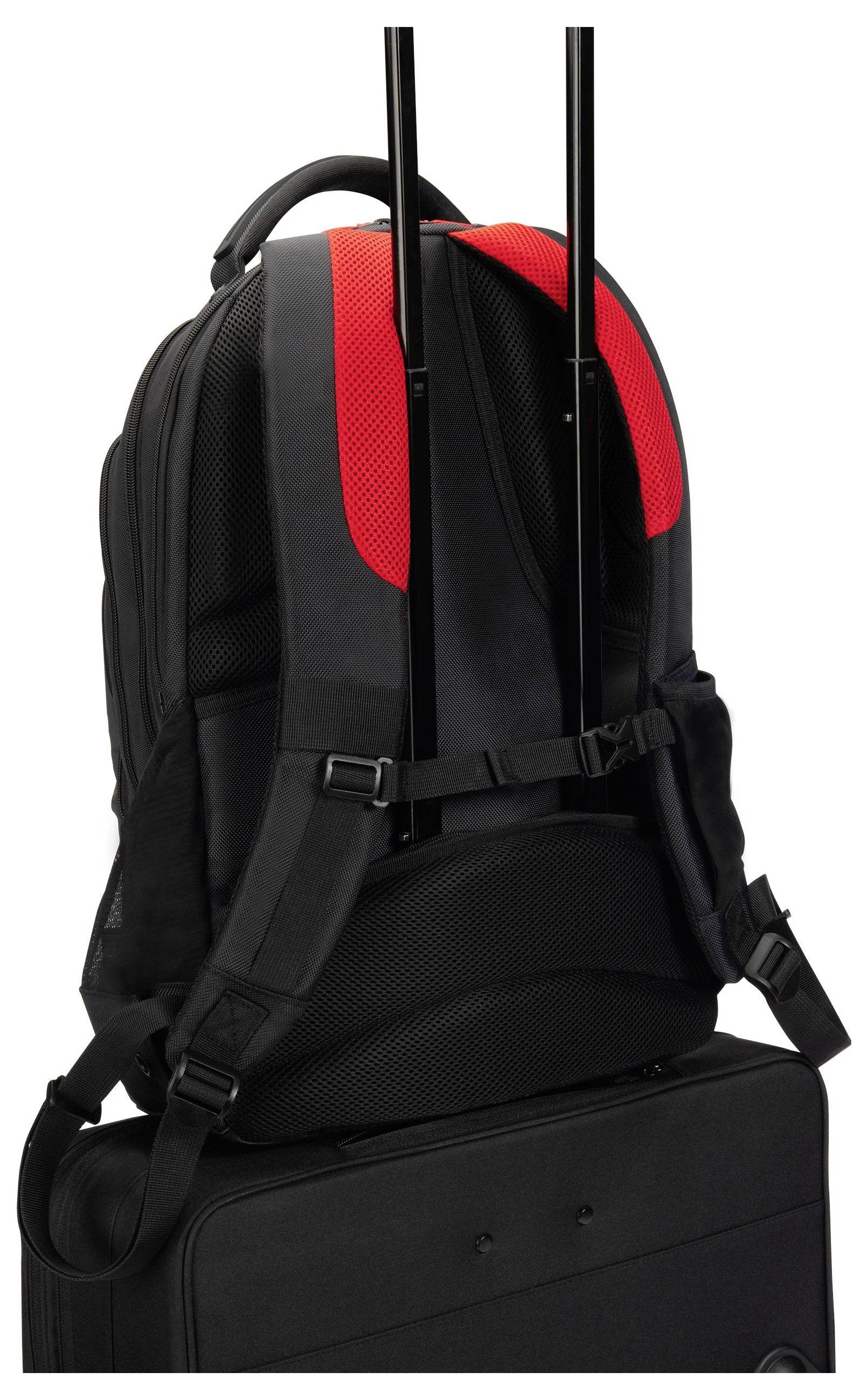 Ein schwarzer Rucksack mit roten Akzenten ist sicher auf einem Koffer befestigt. Die Trolley-Griffe des Koffers ragen durch die Schlaufen des Rucksacks.