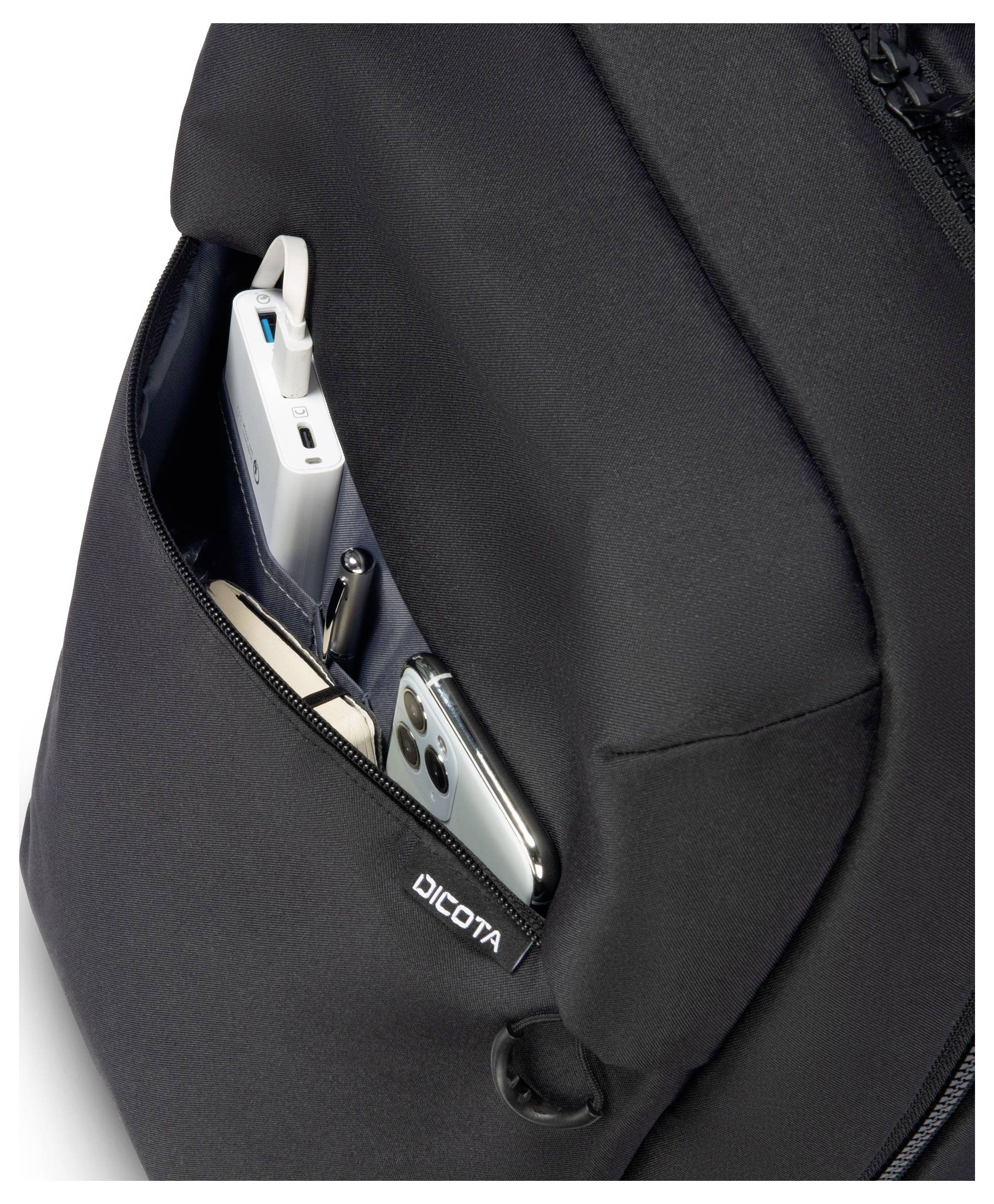 Eine schwarze Tasche zeigt eine offene Außentasche mit einem Smartphone, einer Powerbank und kleinen Gegenständen darin.