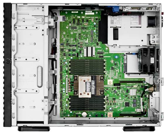 Offene Ansicht eines Computergehäuses zeigt interne Komponenten wie Hauptplatine, CPU-Kühler, RAM-Steckplätze und Netzteil.